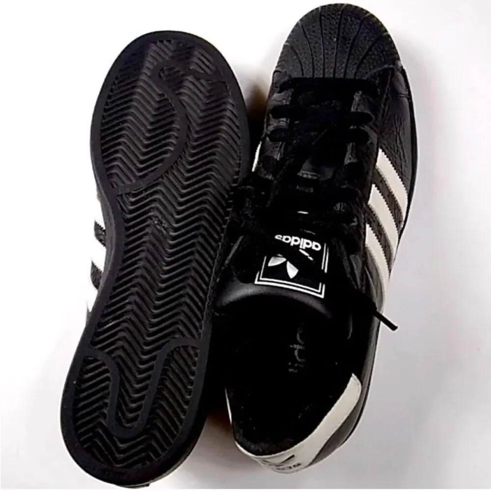 VTG,Rare Adidas #664819  Men's Black and White Striped Sneakers Size 10US